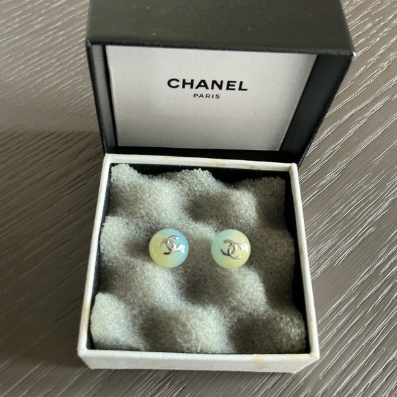 Chanel CC stud earrings. - Picture 8 of 8